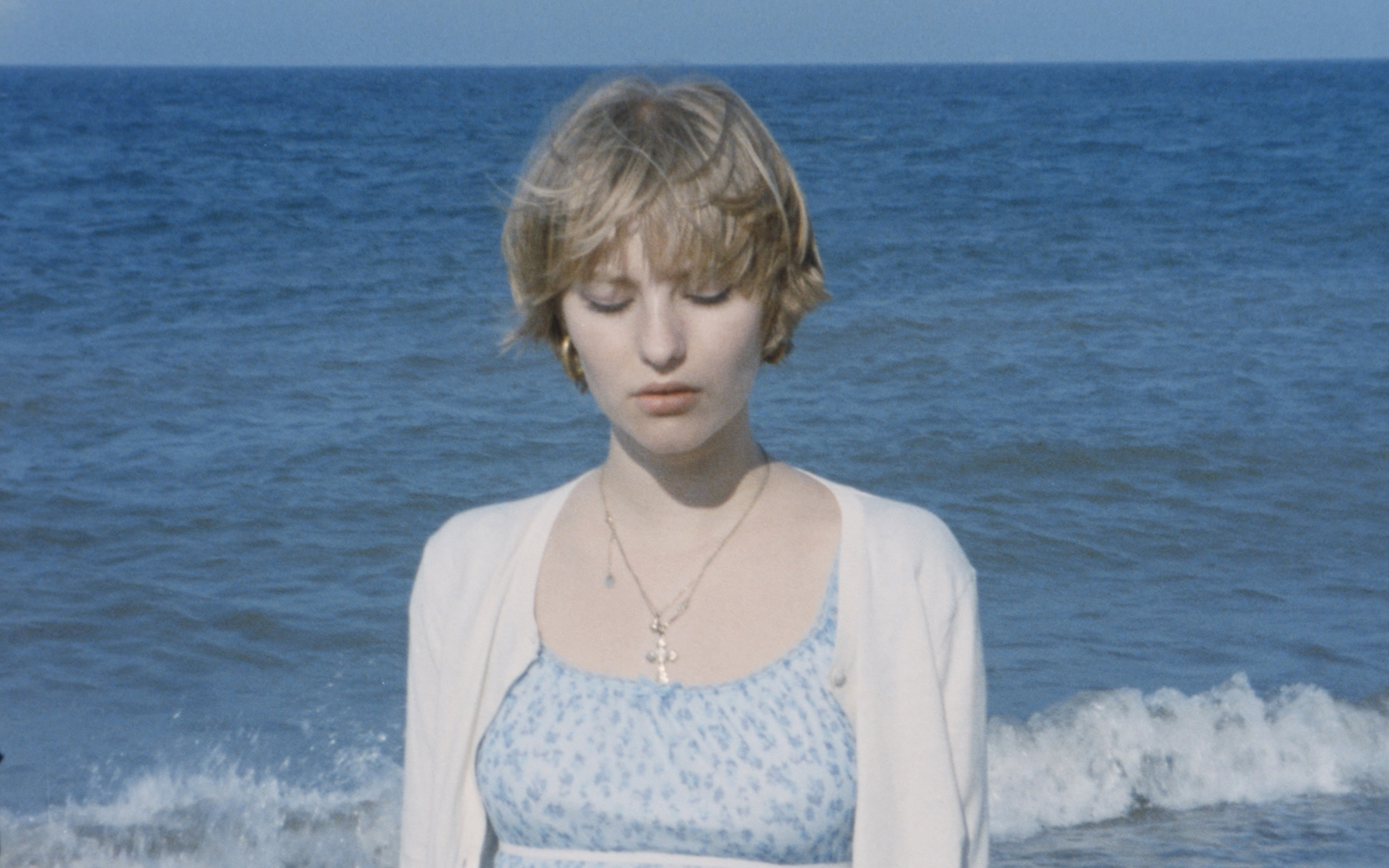 【希少品】She's not me / CHLOE SHEPPARD Let Chloe Sheppard take you into A Much Better Illusion